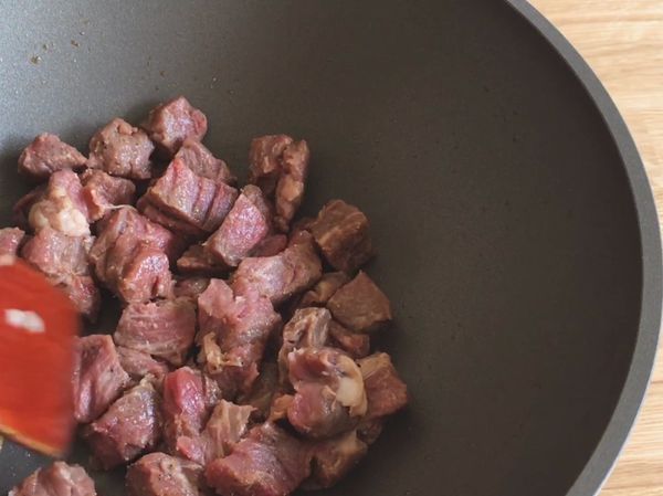 原鍋再下2小匙油，放入牛肉，鋪平讓肉能均勻受熱，1-2分鐘再翻面，再煎1-2分鐘之後翻炒一下。