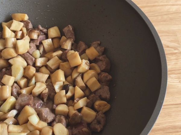 加入杏鮑菇一起翻炒均勻。