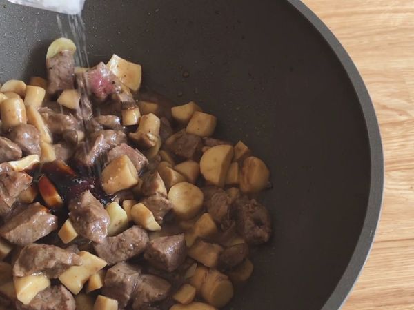 加入調味料拌炒，這時可以嚐嚐味道，不夠可以酌量加鹽調整。