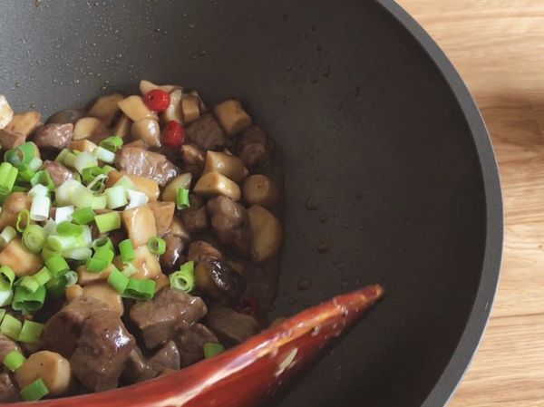 起鍋前依序加入辣椒及蔥花，拌炒一下即可盛盤享用！