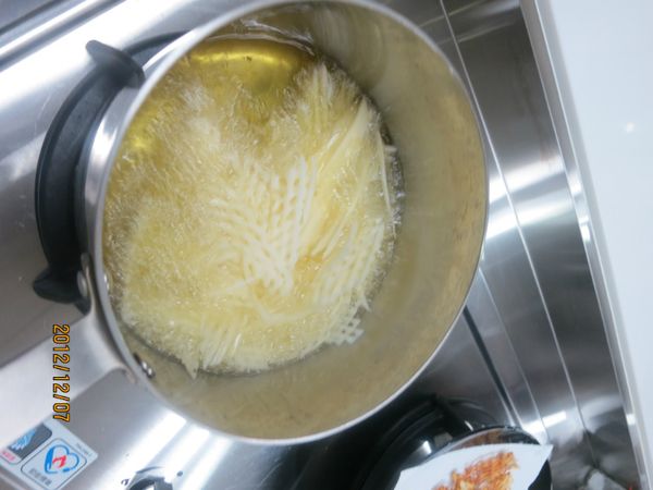 油炸至金黃撈起