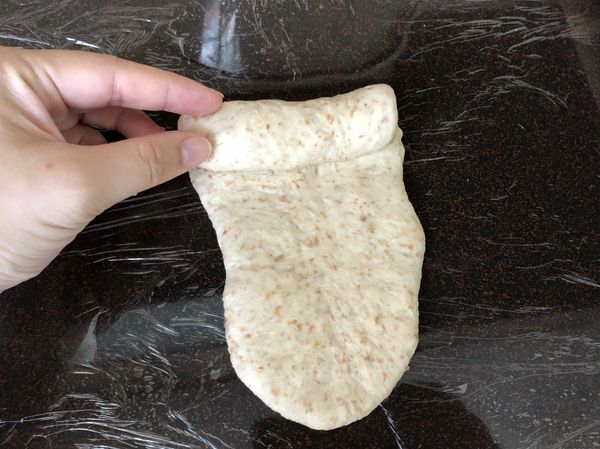 取一個麵團，擀長平狀，再捲起來，盡量避免捲入空氣。