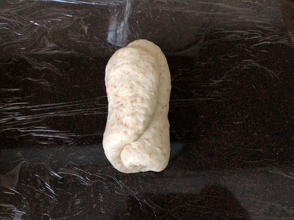 把步驟5捲成的麵團擺直，再重複一次擀平捲起來。