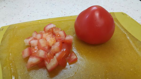 蕃茄切小塊放入鍋中，加水約 800 CC*，開火煮滾後轉小火續煮，讓蕃茄更軟爛。

* 若水加太多，一罐肉醬味道會不夠；但如果是用"高湯"或加"排骨熬湯"就沒這問題。