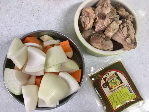 將食材切塊狀，雞腿肉先川燙至沒有血水，川燙的開水裡面可以加點米酒跟薑片去腥。