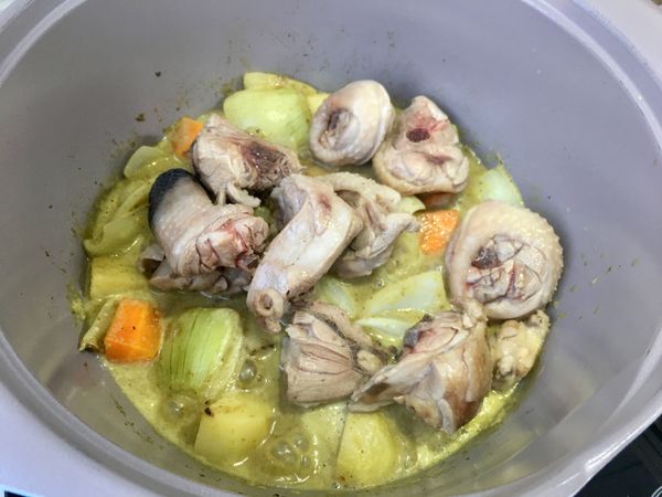 加點油，把蔬菜類加入小炒，再加入綠咖哩醬，炒到有香味。
再加入椰奶，煮滾後加入川燙好的雞肉。