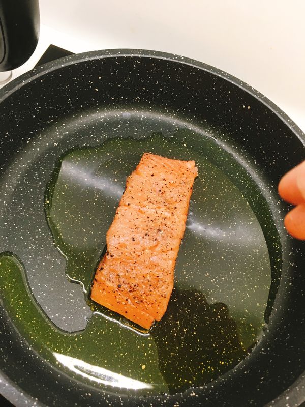 下鍋煎（鮭魚溫度最好與室溫差不多）