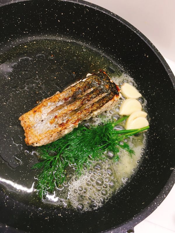 從側面看鮭魚大概1/2的地方熟的時候可以翻面，加入奶油、蒜、以及蒔蘿或麝香草（可有可無）

煎的過程中記得將融化的奶油用湯匙淋在鮭魚表面上，避免皮太乾燥