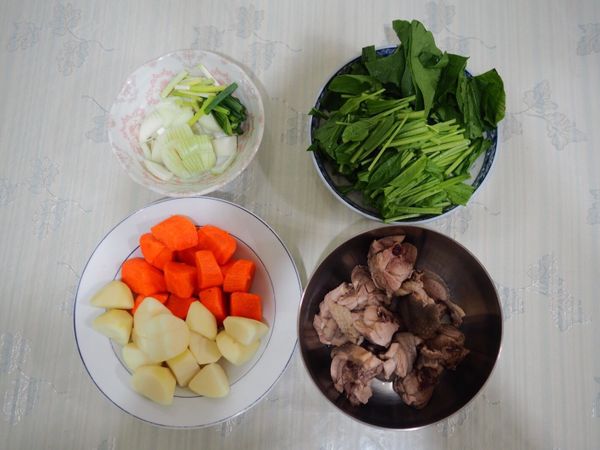 馬鈴薯、胡蘿蔔切塊泡水（馬鈴薯多換幾次水去澱粉，雞腿肉切塊後燙8分熟，洋蔥切塊，青蔥切段（蔥白蔥綠分開使用），