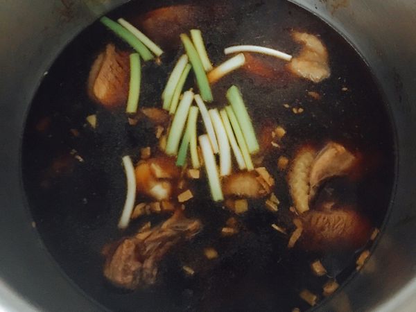 先用麻油炒薑末和蒜末，再炒雞肉，加入已調好醬汁，加入2碗開水，滾開後轉至中火燉8分鐘。