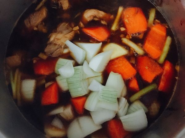 加入洋蔥、馬鈴薯、胡蘿蔔和蔥白後中火煮15分鐘