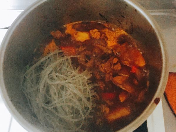 冬粉需泡水20分鐘後，剪成兩段，再滾5分鐘