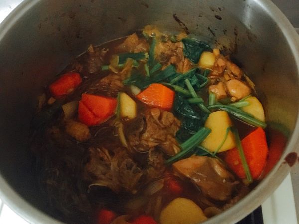 最後加入菠菜和蔥綠的部分，2分鐘後關火