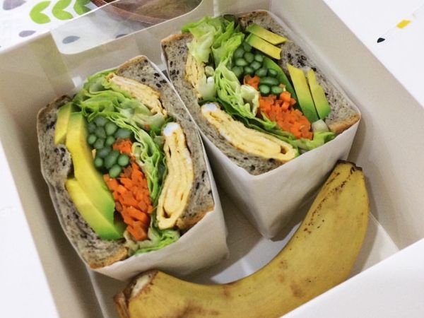 將蘆筍胡蘿蔔絲川燙。
先塗一點芥末籽在一塊吐司上並鋪上煎好的蛋、起司片；生菜、蘆筍胡蘿蔔絲、酪梨然後在一點芥末籽，壓緊才能包的漂亮。