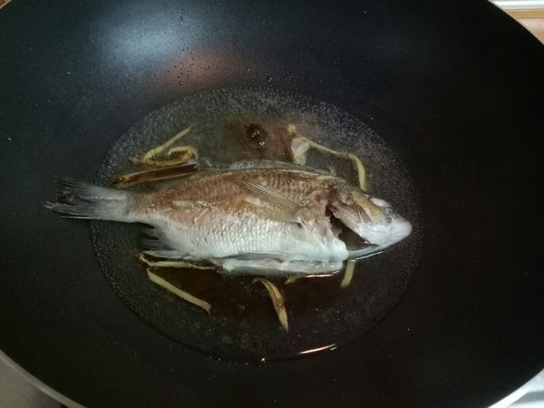 起油鍋 爆香薑絲及蔥白
再將魚放入鍋中
兩面煎至焦黃
再加入水 蔭豆豉 醬油  
以小火慢煨（可蓋鍋蓋 仍須翻面讓兩邊魚肉均勻吸附醬汁）