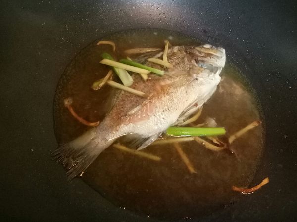 起鍋前再放入蔥綠  
並淋上適量米酒增加酒香（可省略）