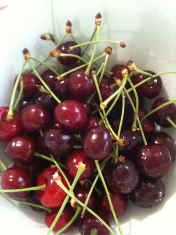 準備1公斤的櫻桃，可以自己酌量，會越煮越少~~