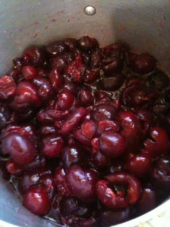 把櫻桃洗淨後，直接把蒂頭和果核去除掉~~