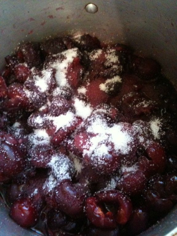 放入鍋中，倒入砂糖醃製1小時~