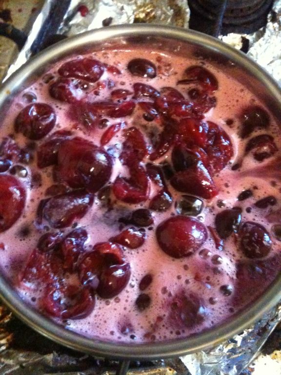 用小火慢慢的燉煮，一邊煮一邊要攪和，不然鍋底會燒焦唷~
約0分鐘後，倒入半杯水和滴一些檸檬汁液~