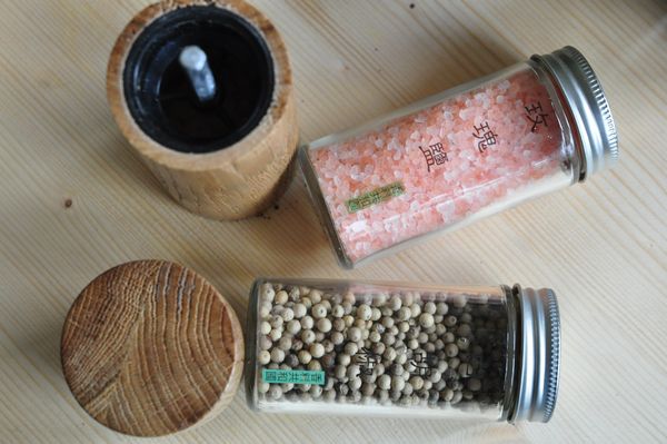 將香料共和國玫瑰鹽與白胡椒粒放入研磨胡椒罐。