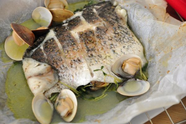 取出烤好的鱸魚片。