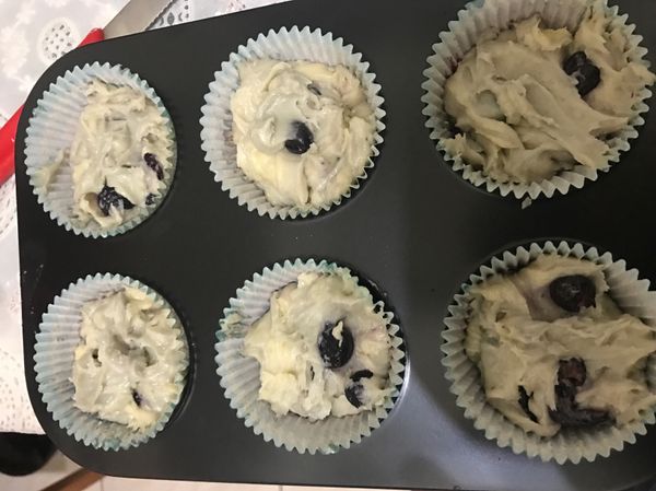 倒入杯模中7分滿即可，要在桌面上敲一敲讓空氣跑出來