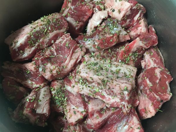 牛肋切塊抓醃，冷藏30分鐘以上。