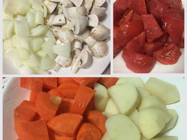 洋蔥、紅蘿蔔、馬鈴薯切塊，蘑菇一分為四。
牛蕃茄於底部切劃十字，丟入滾水中煮約40秒，可明顯看出皮和果肉分離，撈起丟入冰水中浸泡60秒，即可輕鬆去皮，後切塊。
