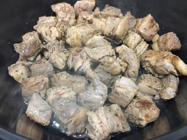 冷鍋不放油，乾煸牛肋至微微焦香後，瀝油盛起備用。