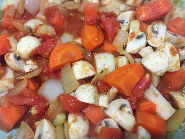 原鍋，用煸出的牛油炒香洋蔥呈半透明狀，加入紅蘿蔔翻炒約5分鐘，再加入蕃茄&amp;蘑菇炒香，最後加入馬鈴薯拌炒均勻。