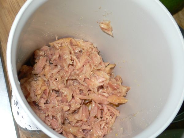 將鮪魚、酸豆和鯷魚倒入攪拌器打成泥，加入切碎白煮蛋（喜歡有點口感的可以不用打太細）