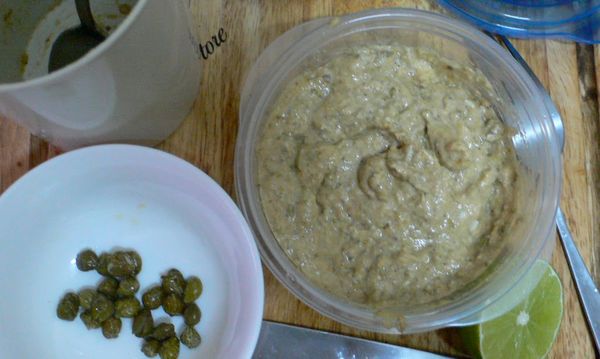 慢慢加入橄欖油，用食物調理機打碎（喜歡有點口感的可以不用打太細）