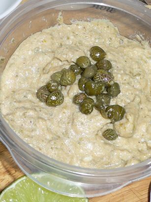 以鹽巴、胡椒調味，滴1/4顆檸檬汁攪勻，上頭放幾顆酸豆就可以上桌