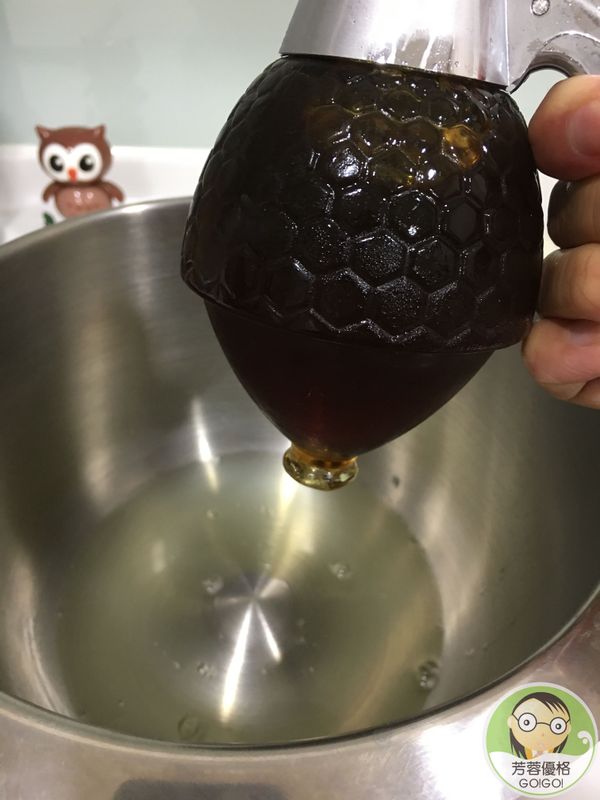 把優格乳清，蜂蜜和高粉，全麥麵粉，奶油加入盆子中，打5分鐘