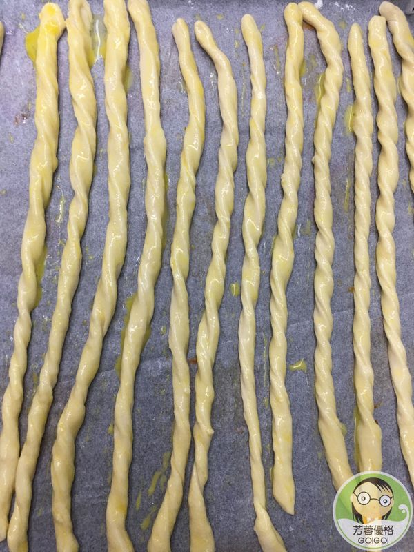 抹上蛋液，180度烤25分取出放涼