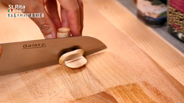 配料隨個人喜好，不只蘑菇洋蔥，馬鈴薯、玉米、花椰菜、胡蘿蔔，也非常適合。