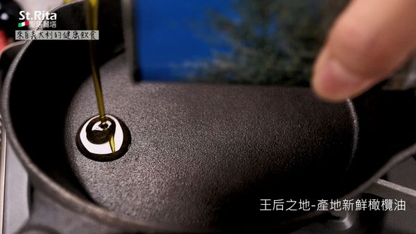 很多人煎牛排會用人工奶油，其實牛排本身就富有乳香。我們可以拿新鮮橄欖油來取代，不僅提升營養價值也能提升好的膽固醇，讓牛排吃起來無負擔。

義大利產地-新鮮橄欖油 https://goo.gl/52k4qz