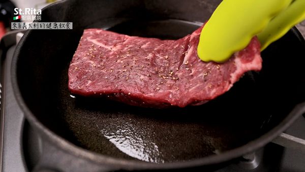 熱鍋後開始煎牛排。