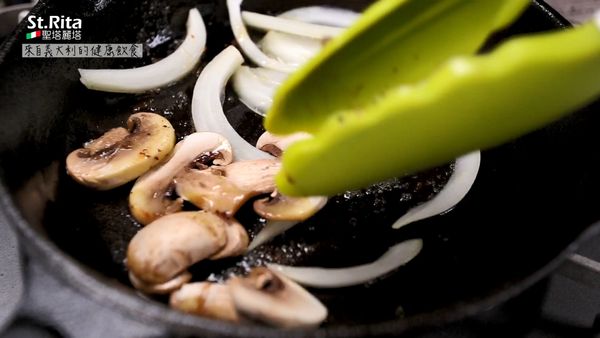 利用煎完牛排的鍋底，再倒入些許橄欖油炒香佐菜。