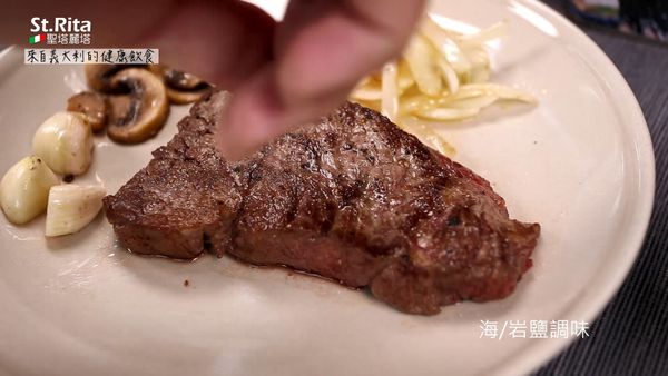 撒上海鹽或岩鹽。