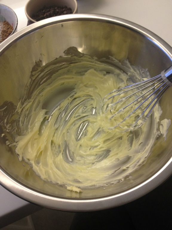 無鹽奶油用打蛋器打至乳霜狀態