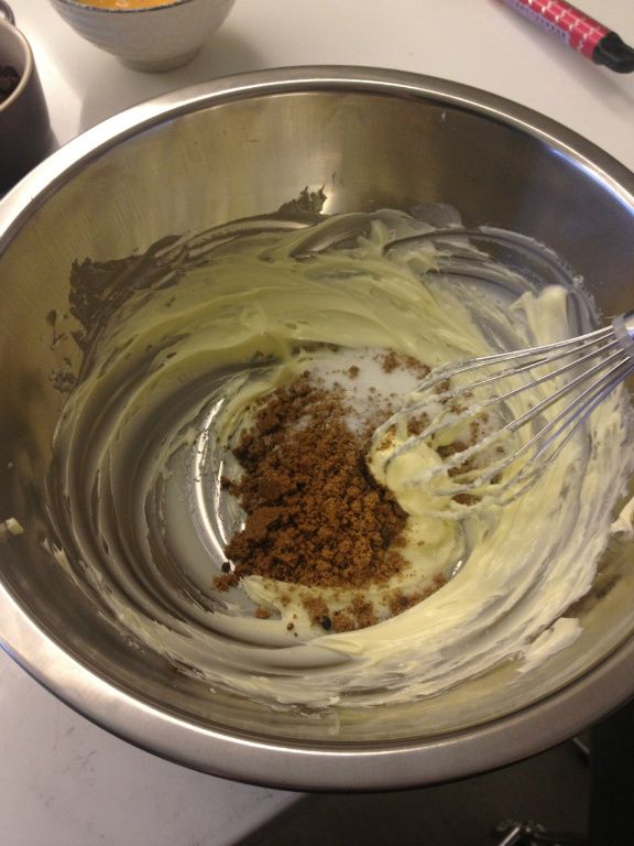 加入混合均勻的糖及鹽用打蛋器攪拌打發
  (因為沒有添加泡打粉,所以奶油要打發才會有酥鬆的口感)