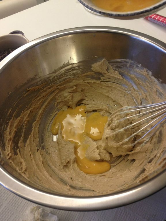 將雞蛋分數次加入用打蛋器攪拌均勻
 (避免搓揉以免麵粉產生筋性影響口感)