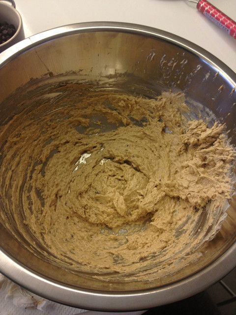 再將過篩的粉類分2次加入用抹壓方式混合均勻