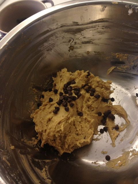 最後將巧克力豆加入混合均勻