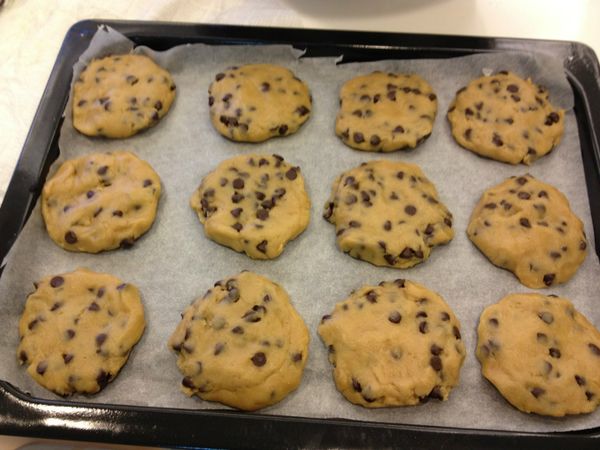 用手將小麵團壓扁(約厚0.5cm)