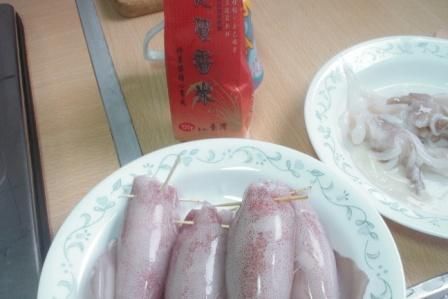 將泡1個半小時的裝入花枝中約7分滿，封口用牙籤封住