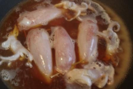 將煮醬的調味料煮滾加入花枝