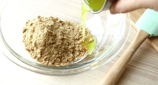 奶油放進容器裡隔水加熱至完全融化